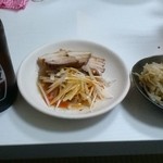 めだかタンタン - ねぎチャーシューとナムル盛り