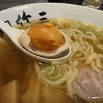 らーめん竹三 - 煮卵　白身に切り込みが入っていました