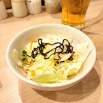 色とり鳥 - お通しのキャベツ。おかわりは、無料。