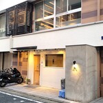 色とり鳥 - 焼鳥屋らしからぬ、お洒落な外観。