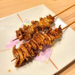 色とり鳥 - 鶏皮。カリッカリに焼かれています。