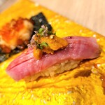 色とり鳥 - 牛刺し風ローストビーフうにのせ