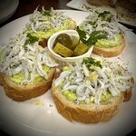 裏ヒロヤ - 釜揚げしらすとえんどうペーストのバケットのせ