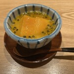 永山 - 和三盆のミルクプリンにマンゴーとパッションフルーツ