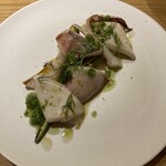 forare - イカ焼きの下にオクラ焼きのヨーグルト合えにディルと冷たい胡瓜のグラニテとオリーブ油ソースで