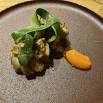 forare - 丹波鶏とズッキーニのスカペーチェ、上はズッキーニの皮、右はパプリカソース