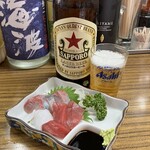 立呑み処 入部酒店 - 赤星大瓶と造り盛り合せ