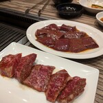 焼肉 ジャンボ - レバー(奥)とハラミ(手前)