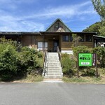 やまびこ - この階段あがって、入口ドアを開けたら、中央にノートがあります。そのノートに必ず名前と人数書いて待ってくださいね！