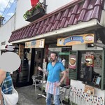 Leonida Napoli - 外でイタリアから帰国した友人と話す店主