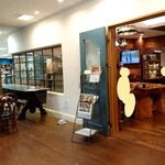 八ヶ岳オクテット - 店の前には何やら家具などいろいろ飾ってありました