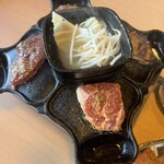 焼肉 東山食堂 - 真ん中で野菜を茹でて周りで肉を焼く