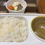 オーベルジーヌ - ランチのポークにしました　ご飯にチーズがのっなるのも嬉しい　ポテサラも美味しい