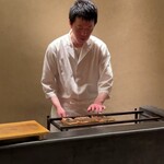 永山 - カウンター前の炭火焼き台で絶妙な焼き技が堪能出来ます♪