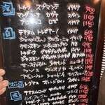 神田ワイン食堂パパン - グラスワインのリスト。世界各国のものがずらり。しかも注いでくれる量が多いので、たっぷり飲んでたっぷり酔えます。