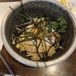 平和園 緑ヶ丘店 - 石焼ビビンバ　コチュジャンはセルフで盛れる