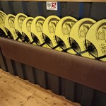 麺場 浜虎 - 店内大量〝うちわ〟の図↑