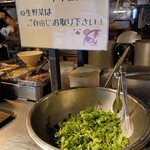 麺場 浜虎 - 朝ラーメン用生野菜〝ご自由にお掛け下さい〟の図↑