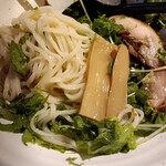 麺場 浜虎 - 鶏チャーシュー・メンマ2本を表面に出しての図↑