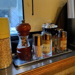 麺場 浜虎 - 卓上調味料↑