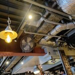 麺場 浜虎 - 天井の各種配管むき出しの図↑