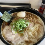 支那そば一真 - 醤油ラーメン一真盛り1,450円
1,100円が妥当な価格