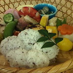 あと村 - かご盛り弁当（２６２５円）　先付け、向う付け（この日はこしびの角造り）、椀物付き。