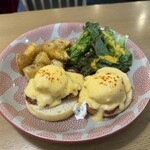 C&C BREAKFAST - エッグベネディクト スモークベーコン