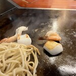 ぼてふく - ミックス入りそばのイカとエビ