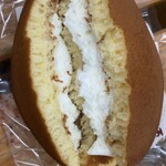 阿んま屋 - ふわっとした柔らかな生地に、季節素材を合わせたクリームがサンドされていて、見た目以上に軽やかな口当たりです。