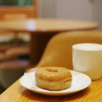 スターバックス・コーヒー - スターバックスラテ (￥464)、シュガードーナツ (￥255)