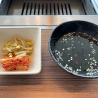 焼肉うしごろ 銀座店 - キムチとワカメスープ