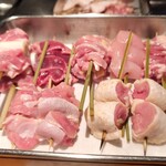 焼鳥しん - これから焼いてもらうお肉達、すごくキレイ