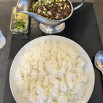 東京ボンベイ - 券売機で
      ✅キーマカレー(鶏・野菜) ＲＥＤ中盛¥1.100！
      　※赤(RED・・赤は激辛)
      　※ご飯は中盛り迄無料♪
      　※大盛りは＋¥100になっていました
      　※ピクルス、アイスミニチャイ付き