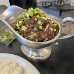 東京ボンベイ - 券売機で
      ✅キーマカレー(鶏・野菜) ＲＥＤ中盛¥1.100！
      　※赤(RED・・赤は激辛)
      　※ご飯は中盛り迄無料♪
      　※大盛りは＋¥100になっていました
      　※ピクルス、アイスミニチャイ付き