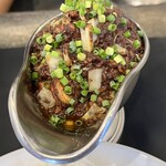 東京ボンベイ - 券売機で
      ✅キーマカレー(鶏・野菜) ＲＥＤ中盛¥1.100！
      　※赤(RED・・赤は激辛)
      　※ご飯は中盛り迄無料♪
      　※大盛りは＋¥100になっていました
      　※ピクルス、アイスミニチャイ付き