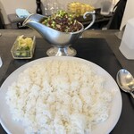 東京ボンベイ - 券売機で
      ✅キーマカレー(鶏・野菜) ＲＥＤ中盛¥1.100！
      　※赤(RED・・赤は激辛)
      　※ご飯は中盛り迄無料♪
      　※大盛りは＋¥100になっていました
      　※ピクルス、アイスミニチャイ付き