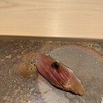 鮨 銀座 おのでら - カツオ（上にのっているのは、行者ニンニク）