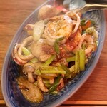 旅人シェフのタイ食堂 KHAO - 海老とイカとイカ団子とたっぷり野菜 黒胡椒炒め(1,180円)