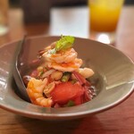 旅人シェフのタイ食堂 KHAO - 海老とスイカとミントのヤム(980円)