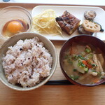 トーコーキッチン - キッシュ 副菜二品 豚汁 ご飯 生卵