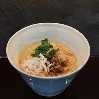 鳥のみを使用した自慢の担々麺