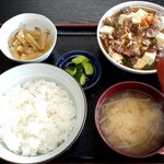 月山軒 - 牛すじ煮込み定食(950円也) お店オススメのボリュームセット‥