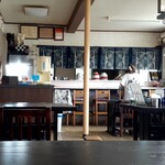 月山軒 - 店内は以外と広々‥