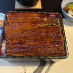 ぬりや - お重からはみ出そうです。