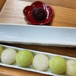 まんまる - 丸い緑は、丸くくり抜いたたメロンです。白い方が白玉でメロン果汁を加えて作るそうです。