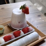 まんまる - 富士山のような可愛いいちごみるくといちご白玉です。
