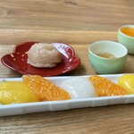まんまる - みかんの白玉です。みかんソースや白あんが添えられています。