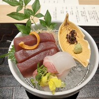 個室和食 肉割烹 吟次郎 品川駅前店 - 〈刺身三種盛り〉
                    （三崎まぐろ・鯛昆布締めカイワレ巻き・勘八）
