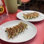 マルシン飯店 - 餃子　奥が普通で手前が熟成